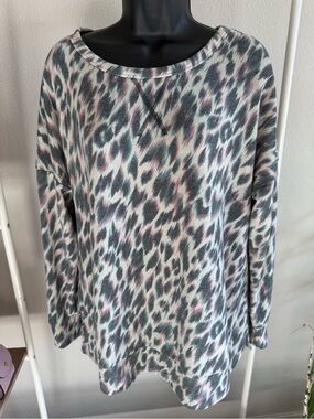 DEAR SCARLET Leopard-Print Scoop Neck Lightweight Sweatshirt in Gray & Pink SZ M